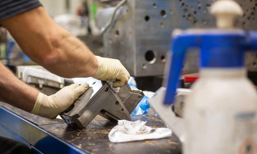 Kiểm tra khuôn đúc đảm bảo không hỏng hóc ảnh hưởng đến sản phẩm