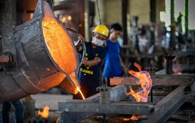 Đúc kim loại là quá trình nung chảy kim loại rồi đổ vào khuôn để tạo sản phẩm